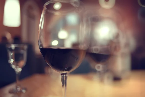 Wijnglazen op tafel in restaurant — Stockfoto
