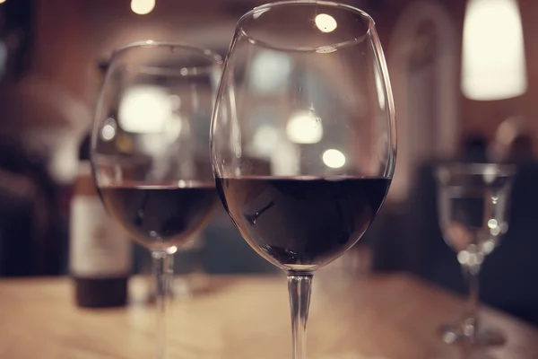 Copos de vinho na mesa no restaurante — Fotografia de Stock