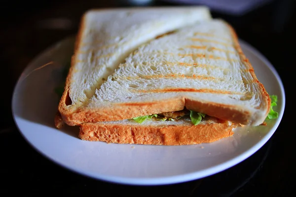 Смачний бутерброд на білій тарілці — стокове фото