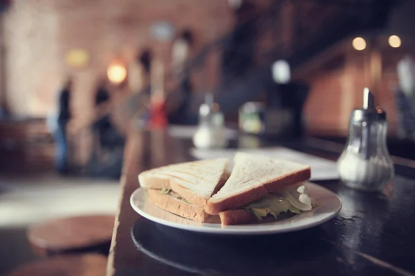 Delicioso sándwich en plato blanco — Foto de Stock