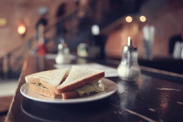 Delicioso sándwich en plato blanco — Foto de Stock