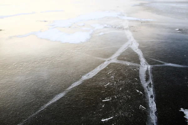 Lago congelado agrietado — Foto de Stock