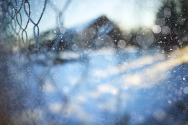 Металева сітка Рабица і взимку розмита краєвид — стокове фото