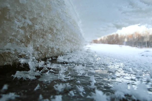 Cracked frozen water — Stock Photo, Image