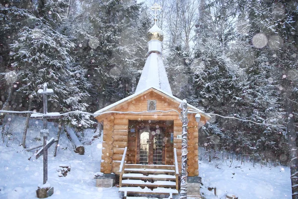Houten kapel in winter forest — Stockfoto