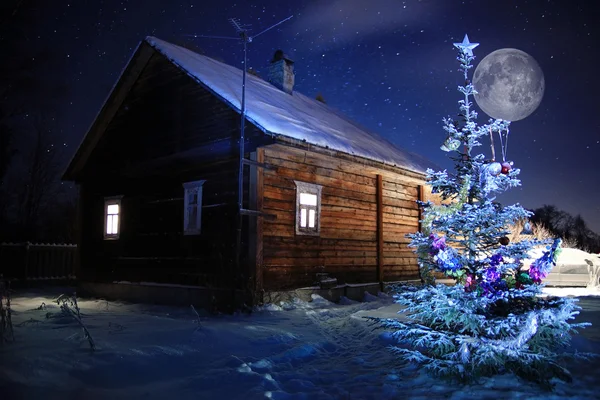 Houten huis in dorp bij nacht — Stockfoto