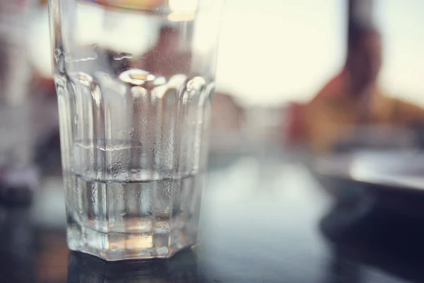Sklenice vody na stole — Stock fotografie
