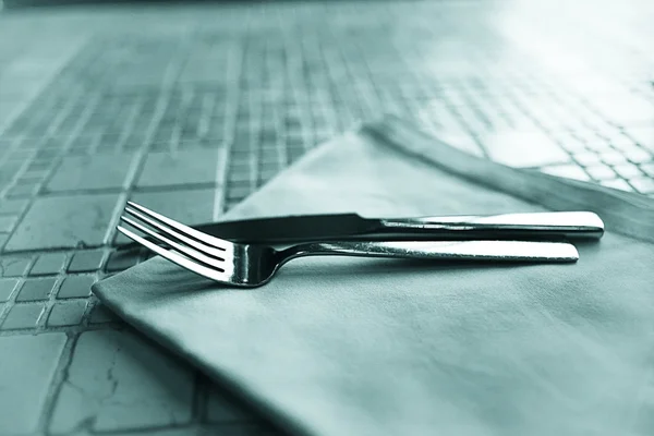 Bestick på bord på en restaurang — Stockfoto