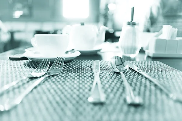 Bir restoranda masada çatal bıçak takımı — Stok fotoğraf