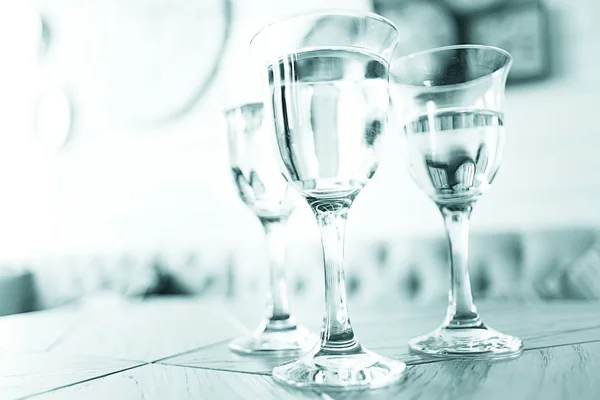 Glas vatten på bordet — Stockfoto