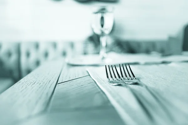 Talheres na mesa em um restaurante — Fotografia de Stock