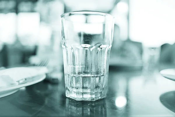 Vaso de agua en la mesa — Foto de Stock