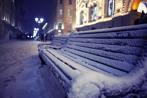 Snöiga bänkar på night city — Stockfoto