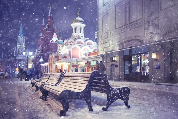 Снежные скамейки в ночном городе — стоковое фото