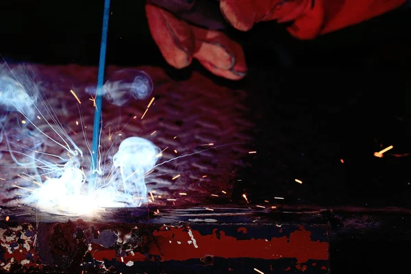 Welder working with welder machine — Stock Photo, Image