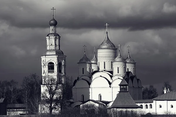 雪に覆われた冬のキリスト教修道院 — ストック写真