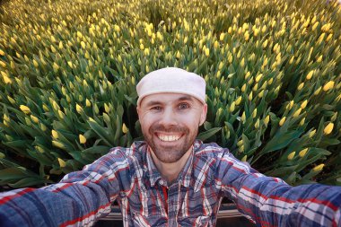 sakallı bir genç adam