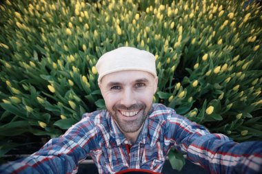 sakallı bir genç adam