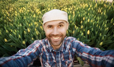 sakallı bir genç adam