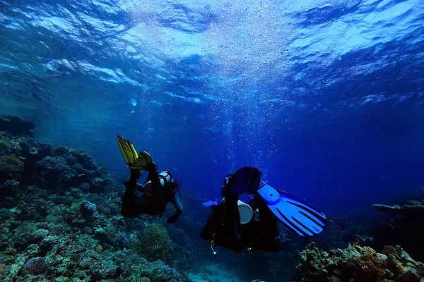 Subacquei sott'acqua il mare — Foto Stock