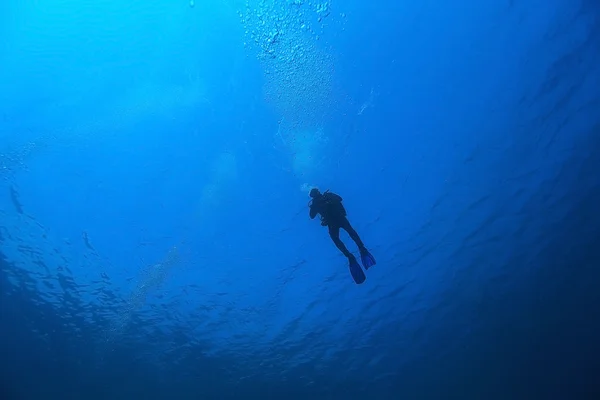 Un buzo bajo el agua — Foto de Stock