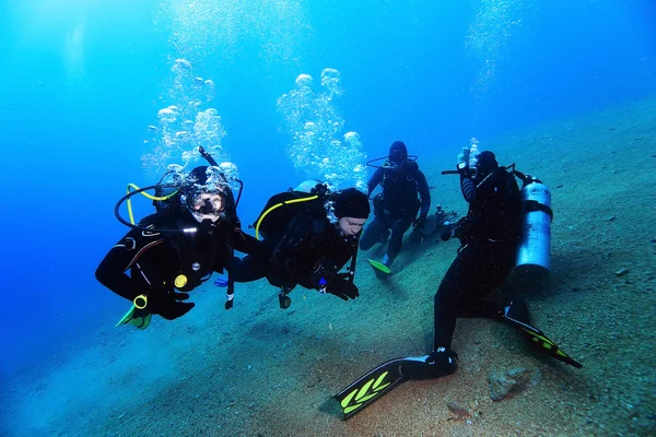 Дайверы под водой моря — стоковое фото