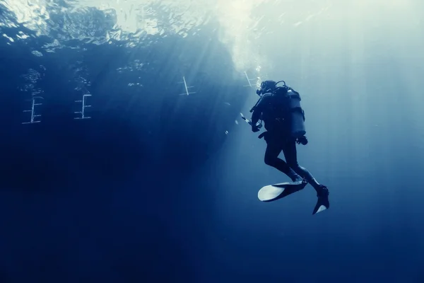 Incomum foto mergulhador subaquático — Fotografia de Stock