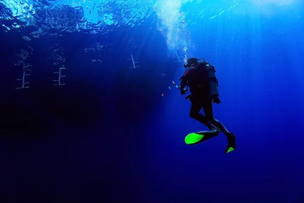 不寻常的照片潜水员水下 — 图库照片
