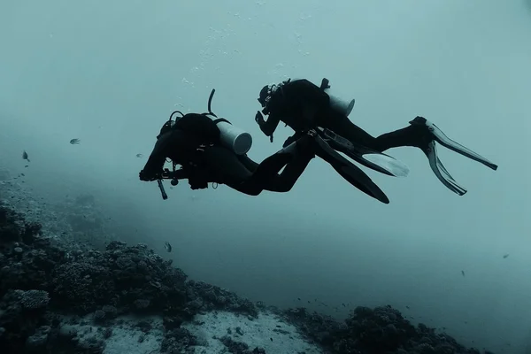 divers in fresh water