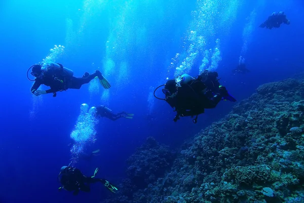 Neobvyklé fotografie potápěč pod vodou — Stock fotografie