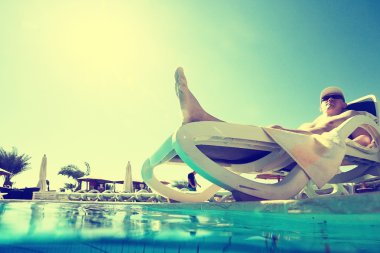 adam bir güneşlenme güneşlenme