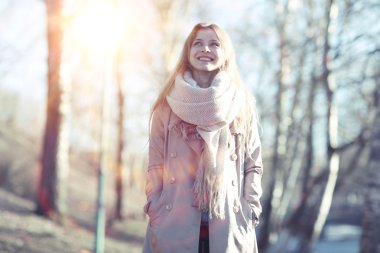 şehrin paltolu güzel kız