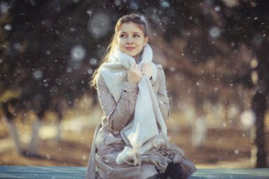 paltolu bir kız portresi