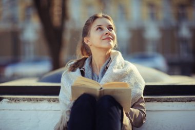 Sonbahar parkındaki kız