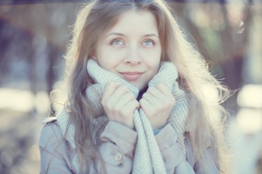 Paltolu güzel kadın