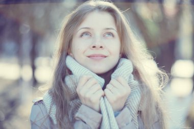 Paltolu güzel kadın