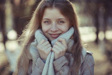 Paltolu güzel kadın