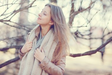 Kız şehirde bir ceket