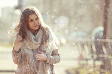 şehirde paltolu bir kız portresi