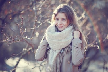 şehirde paltolu bir kız portresi