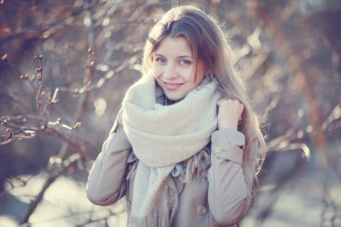 şehirde paltolu bir kız portresi