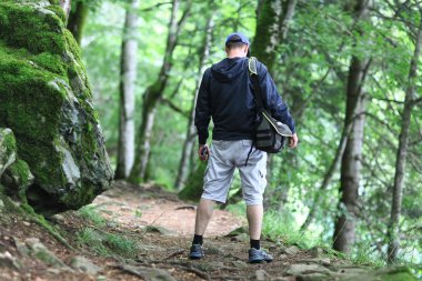 Bir bahar ormanda erkek turist 