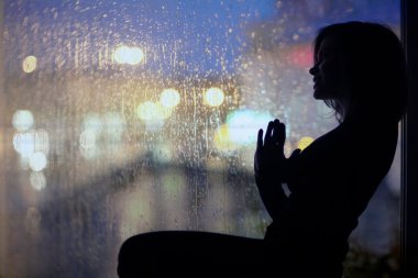 yoga yaparken kız silüeti