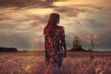 gün batımında kız alanındaki