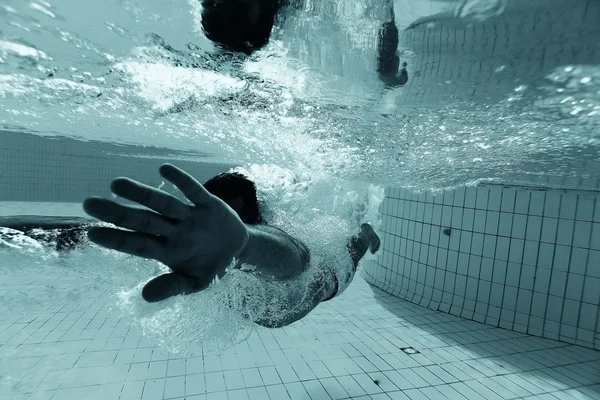 Homem mergulha na piscina — Fotografia de Stock