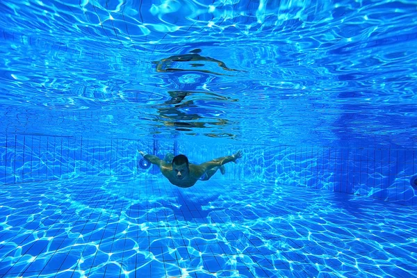 Homme plonge dans la piscine — Photo