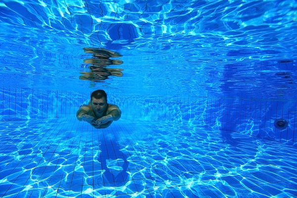 Άνθρωπος βουτιές στην πισίνα — Φωτογραφία Αρχείου