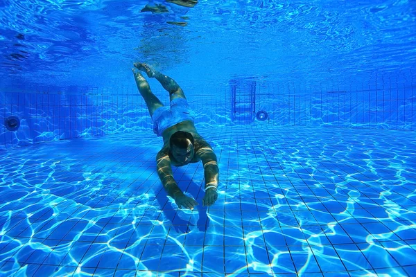 Man dives into the pool — Stock Photo, Image