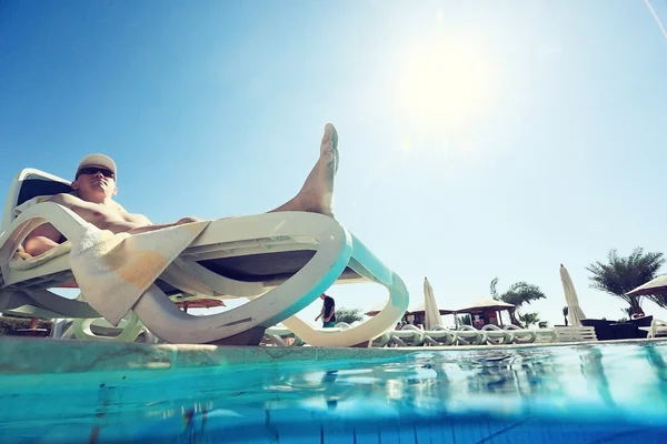 Man sunbathing on a sun lounger — Stock Photo, Image