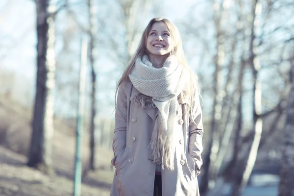 Donna felice in cappotto — Foto Stock